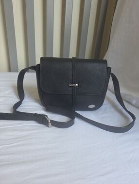 Luxeoria Classic Black Leather Crossbody Bag With Card Slots And Strap Closing